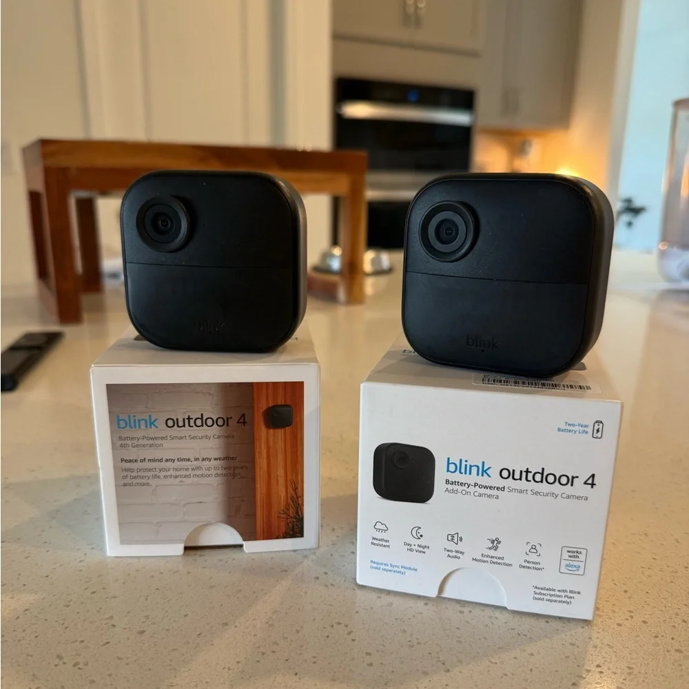 Link Outdoor 4 Black Battery-Powered Smart Security Camera